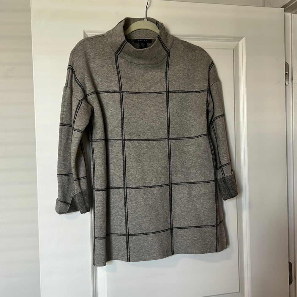 TAHARI long sweater